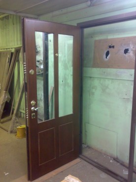 Стальные двери с зеркалом внутри